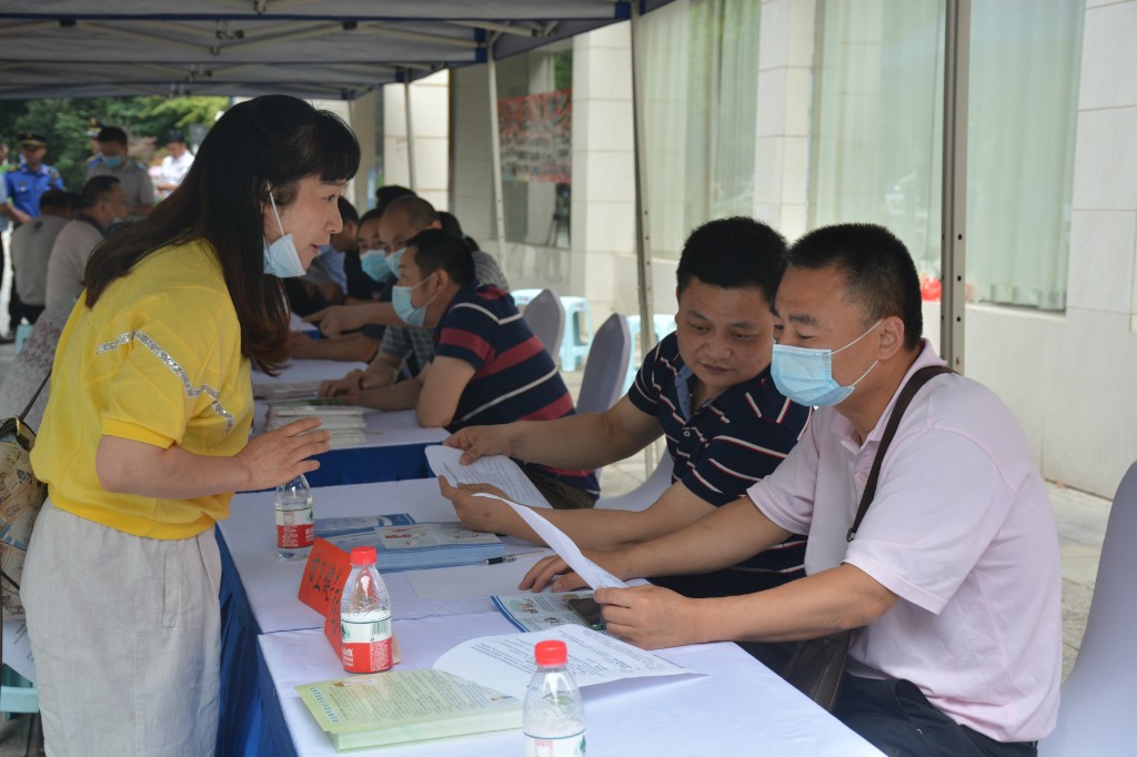 5月21日信访条例集中宣传6_meitu_4